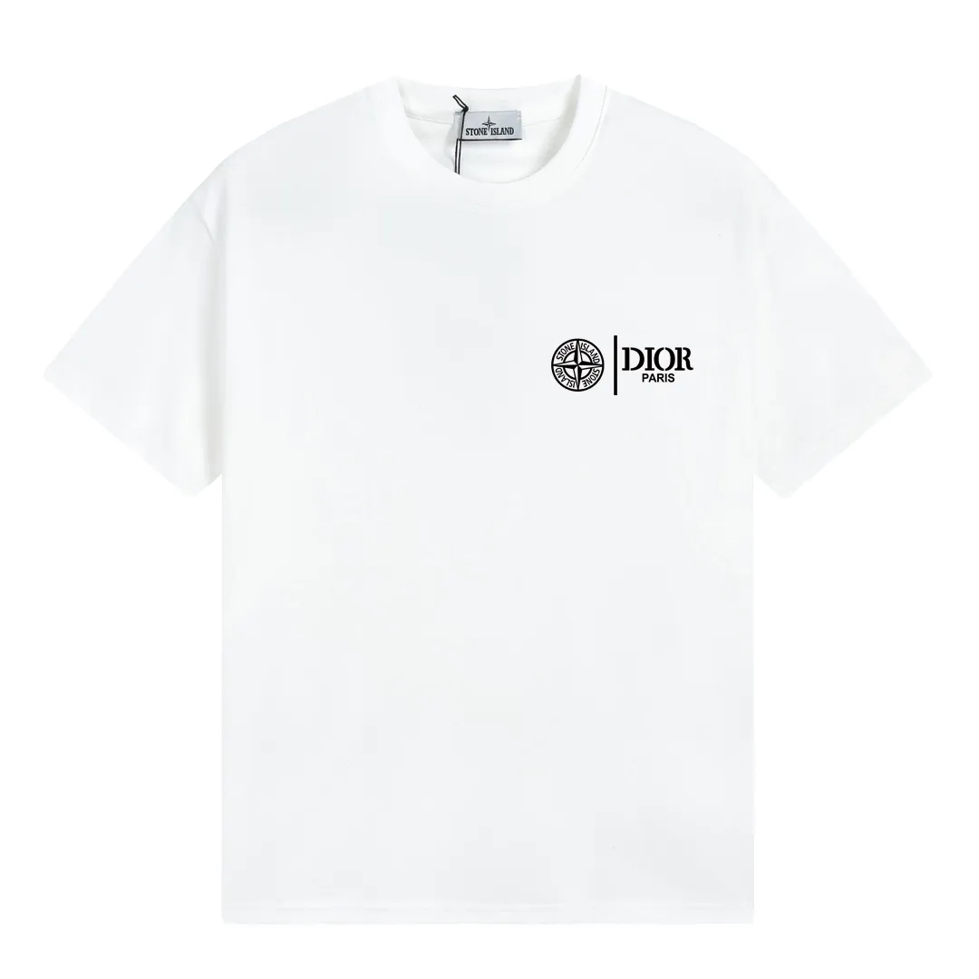 W605#P110💰 2025🆕 Stone lsland/Stone Island joint Dior printed short-sleeved T-shirt ⚠️[Original creation with high control of details] -Made of 260g combed cotton double yarn, soft and comfortable to the touch, sweat-absorbent and breathable. -Simple basic and versatile style, original quality, the first choice for couples. -Made by a large factory, four needles and five threads on the shoulder, neat alignment, high quality workmanship. -Same style for men and women. Very versatile, one piece for everyone, details are clearly visible. Color: black and white black blue white Size: M L
